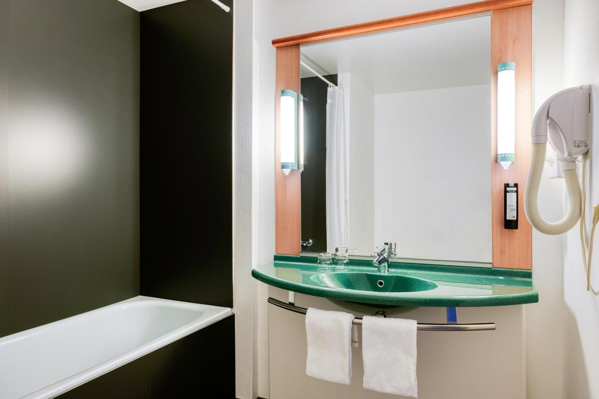 B&B Hotel Mons Gare Екстериор снимка